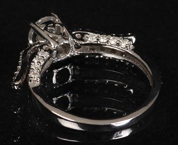 RING, 14 K vitguld samt briljanter.