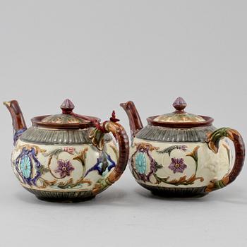 TEKANNOR, 2 st snarlika, majolika, Rörstrand, omkring 1900.