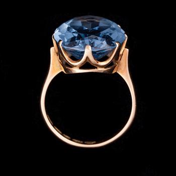 RING, 14K guld, syntetisk spinell. Westerback, 1956. Vikt ca 5,9 g.