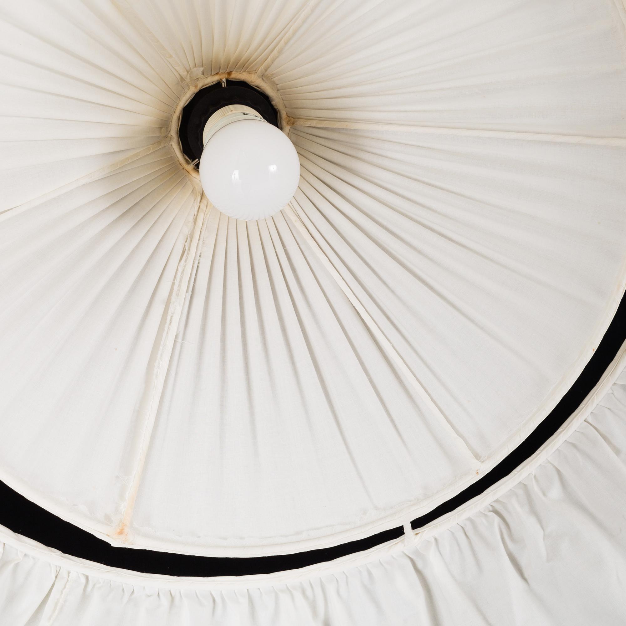 JOSEF FRANK, taklampa, modell 2560, Firma Svenskt Tenn, 1900-talets andra hälft. Höjd ca 30 cm.