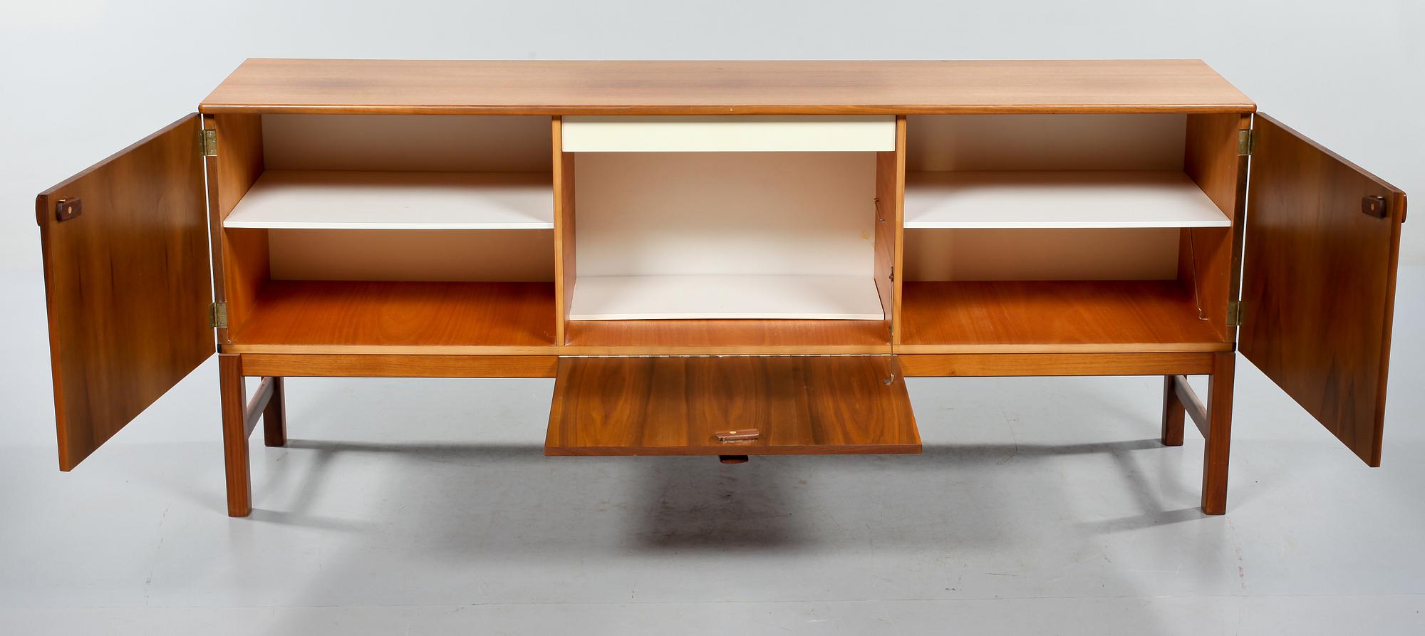 SIDEBOARD, 1900-talets tredje kvartal.