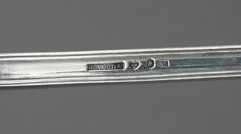 SOPPSLEV samt DESSERTSKEDAR, 1+3 "Olga", Kristianstad, 1855 och 1888. Vikt ca 308 gram.