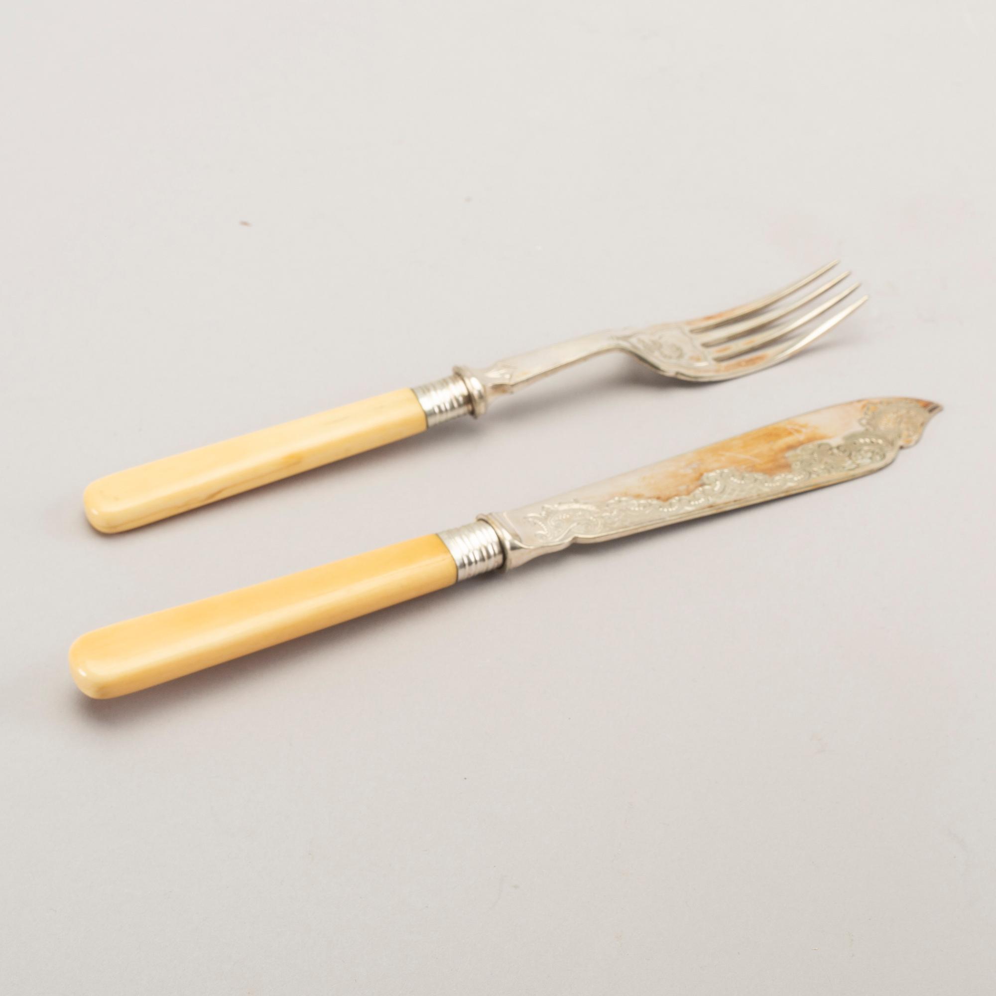 A set of 24 pcs epns English fish cutlery early 1900s.
