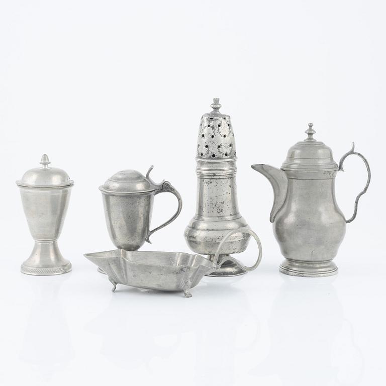 A lot of five pewter objects, 18th and 19th Century.