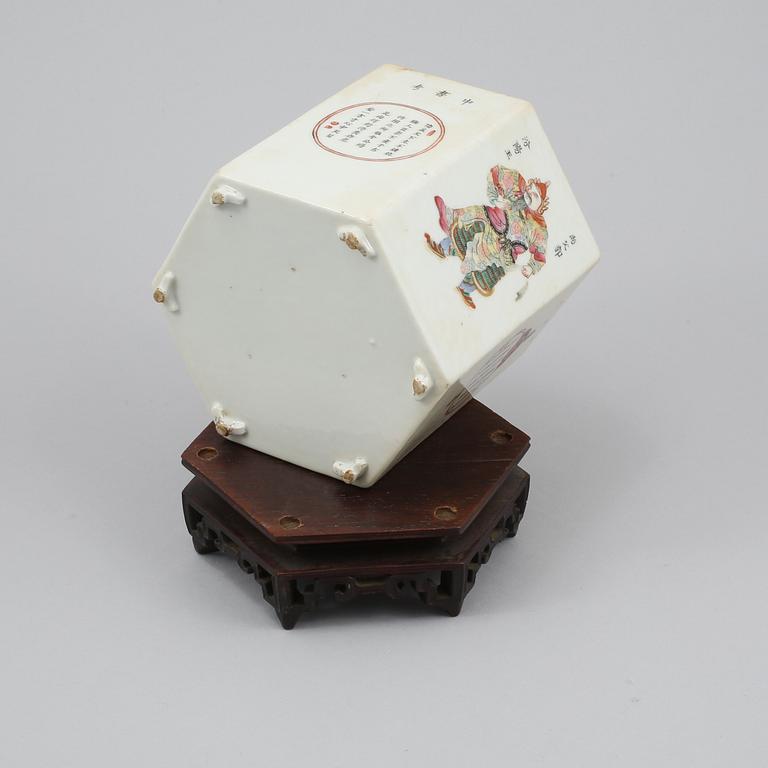 PENSELSTÄLL, porslin. Qingdynastin, 1800-tal.