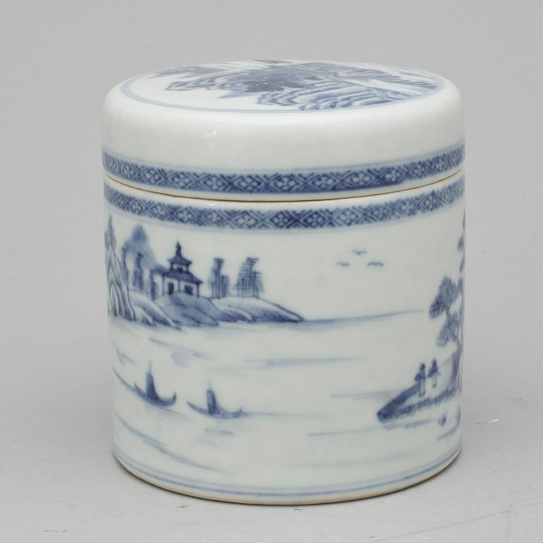 A blue and white jar with cover, Qing dynasty, Qianlong (1736-95).