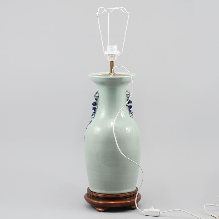BORDSLAMPA, porslin, Kina, sekelskiftet omkring 1900.