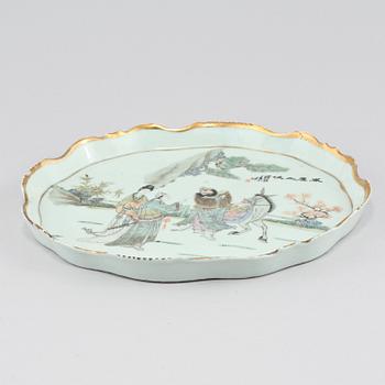 BRICKA, porslin, Kina, omkring sekelskiftet 1900.