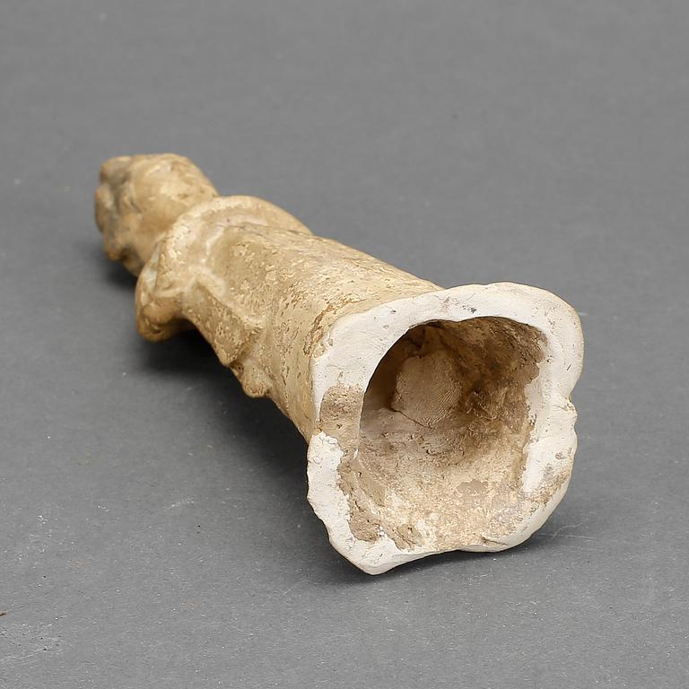GRAVFIGURIN, lergods, Kina, möjligen Tang.