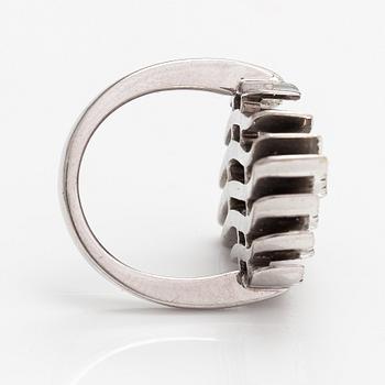 Ring, 18K vitguld, diamanter ca 0.60 ct tot. Italien.