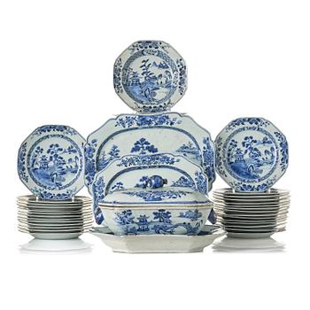 1361. A blue and white dinner service, Qing dynasty, Qianlong (1736-95).  (45 pieces).