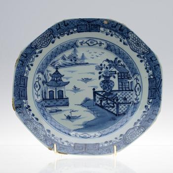 LAUTASIA, 2 st, sekä VATI, posliinia, Kiina 1700-luku.