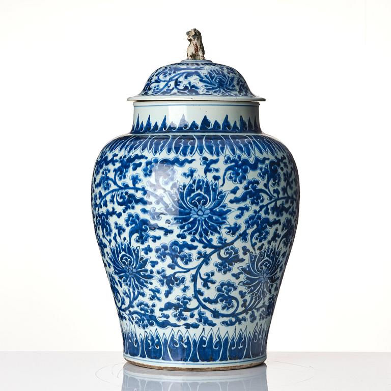 A blue and white lotus jar with cover, Qing dynasty, Kangxi (1662-1722).