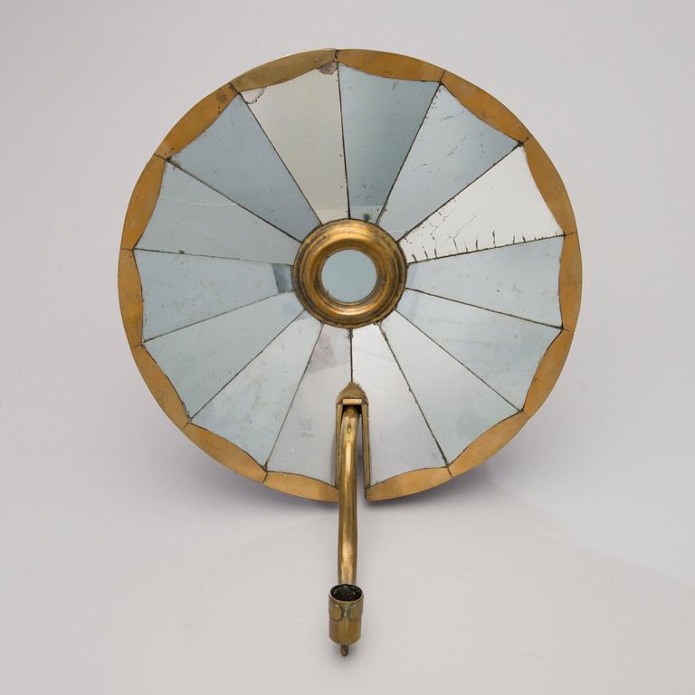 VÄGGLAMPETT,  mässing och spegel glas, 1900-talets första hälft.