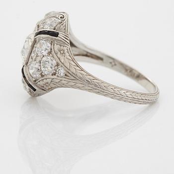 Ring platina med en gammalslipad diamant vikt ca 0.80 ct kvalitet ca H/I i.