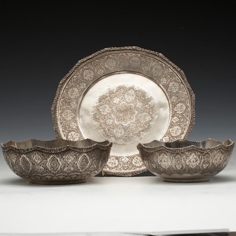 SKÅLAR, 2 st, och FAT, silver, Persien, 1900-tal. Vikt ca 1175 g.