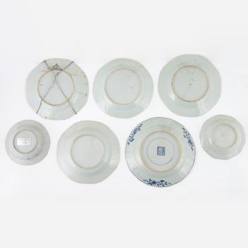 Tallrikar, 5 st, samt bärtallrikar, 2 st, porslin, Kina, Qianlong (1736-95).