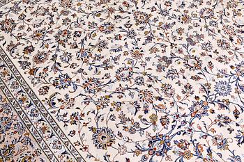 A carpet, Kashan, signed, ca 402 x 296 cm.