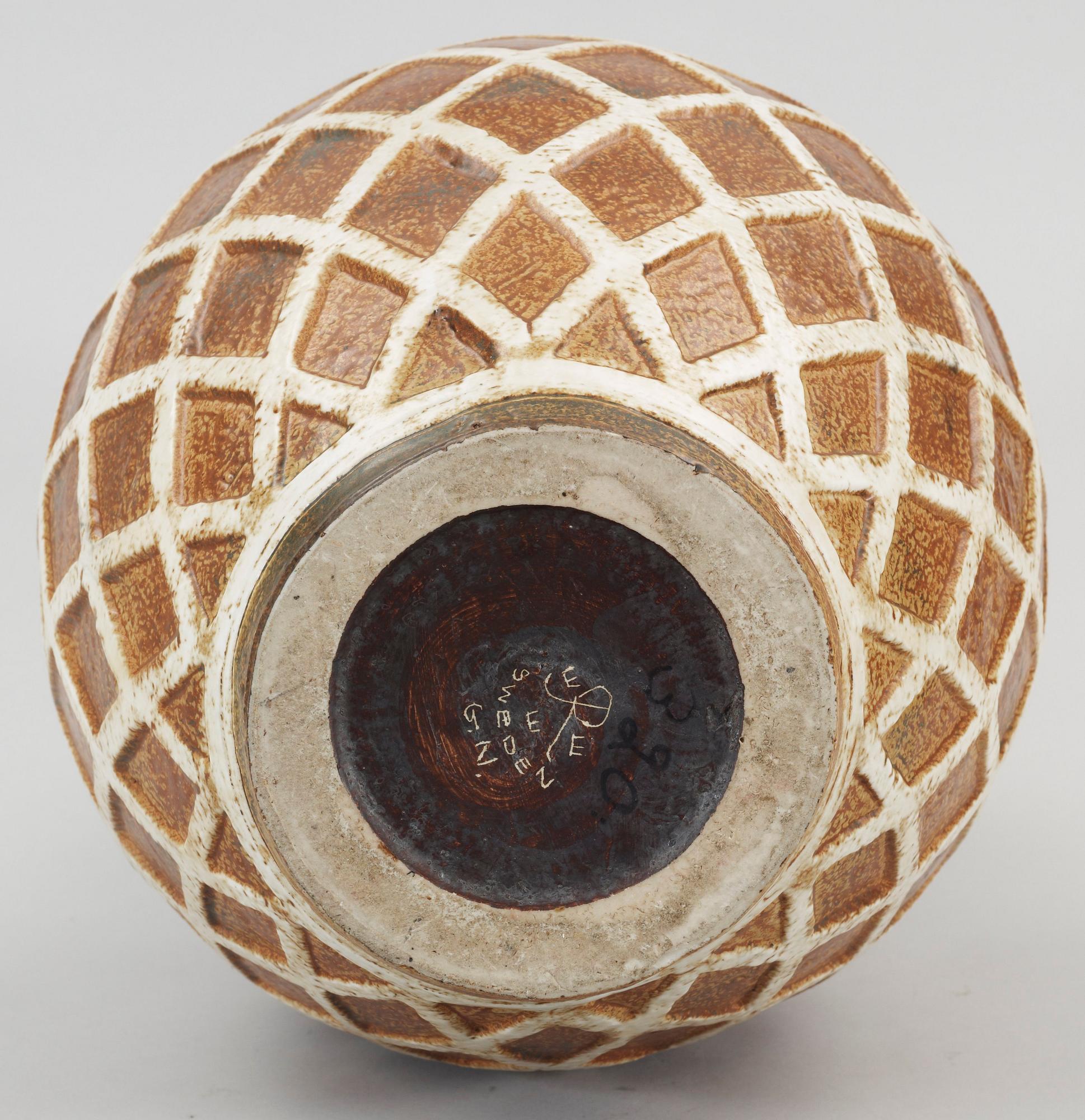 GOLVURNA, chamotterat stengods, Gunnar Nylund, Rörstrand.