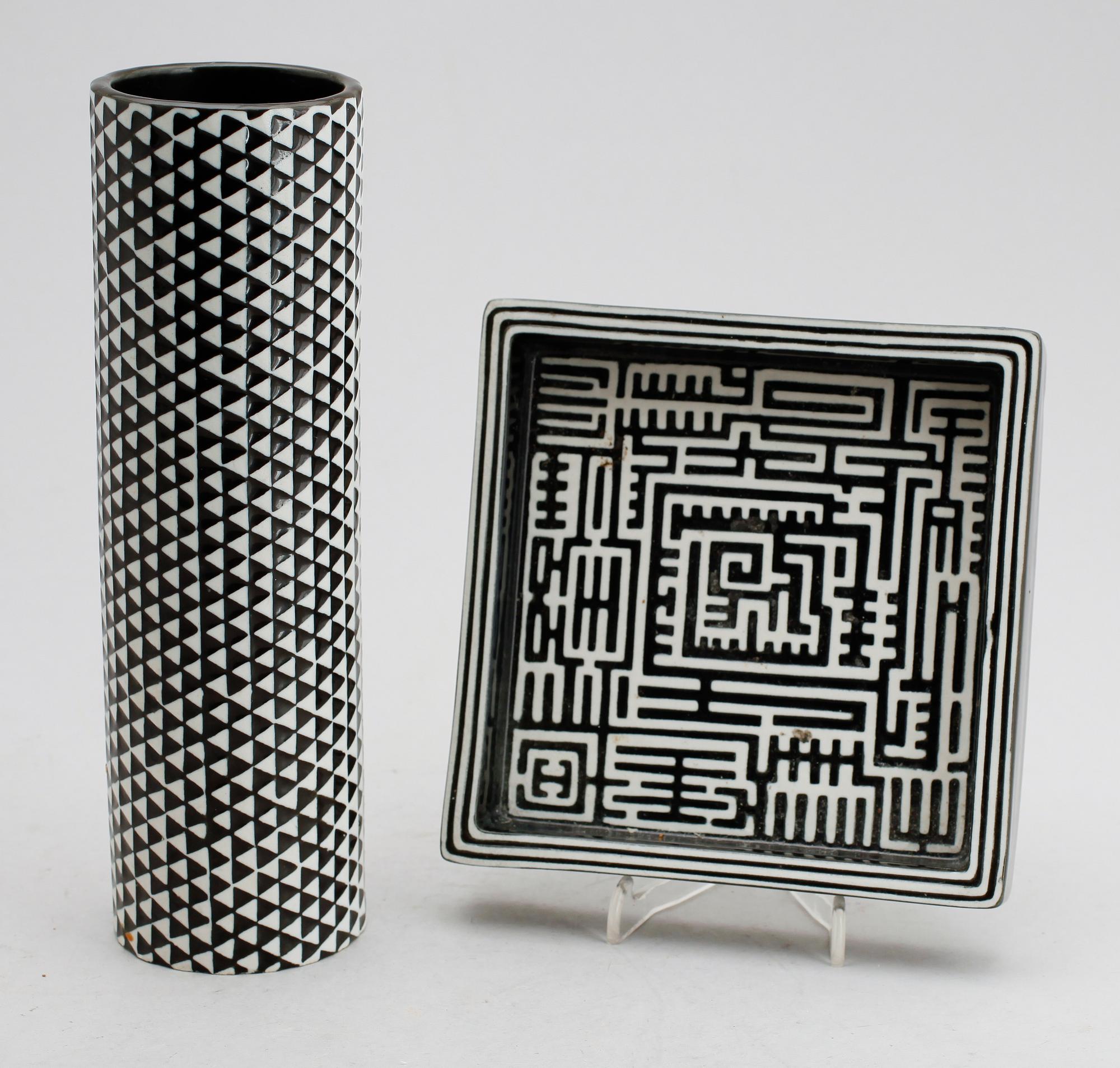 VAS samt FAT, stengods, "Domino", Stig Lindberg, Gustavsberg.