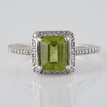 RING, 14K vitguld med åttkantslipade diamanter och fasettslipad peridot. Vikt 3,8 gram.