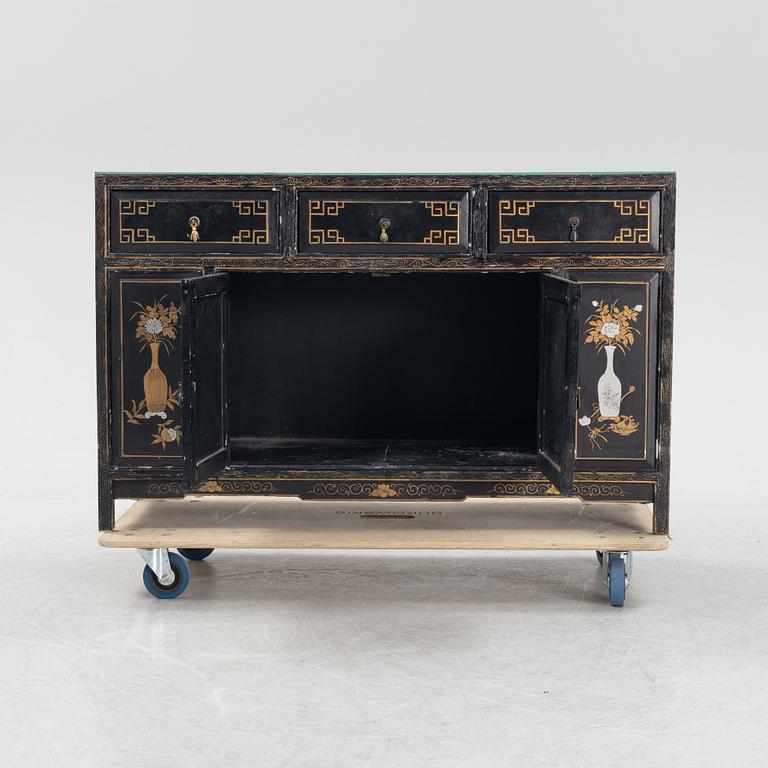 Byrå / sideboard, bemålat trä. Kina, 1900-tal.