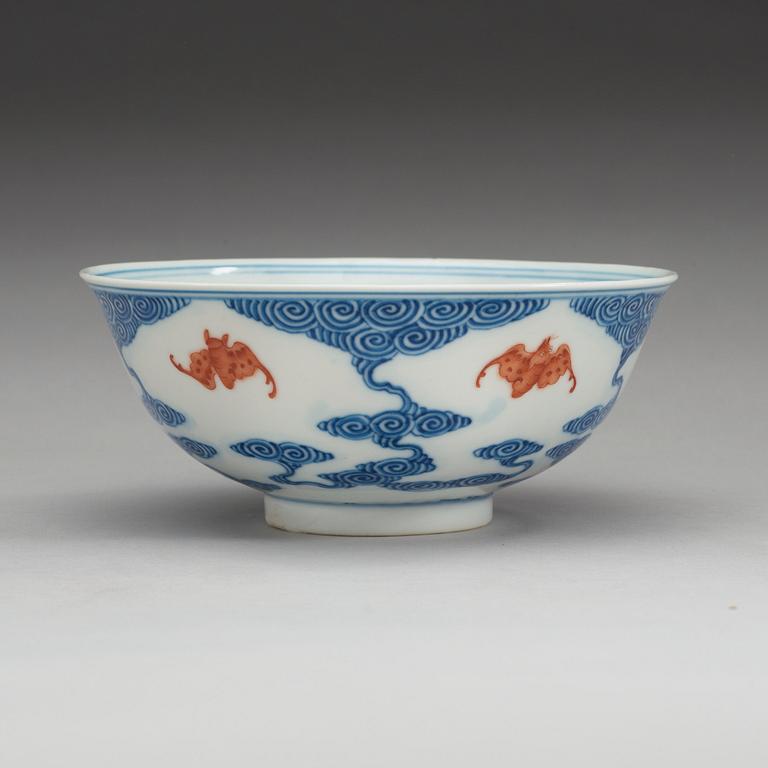 A blue and white 'bats' bowl, late Qing dynasty (1644-1912), with Guangxu six character mark.