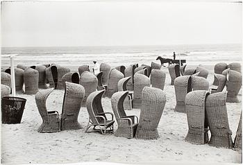 HENRI CARTIER-BRESSON, gelatin silver print stamped by the photographer and by Magnum Photos Incorporated on verso.