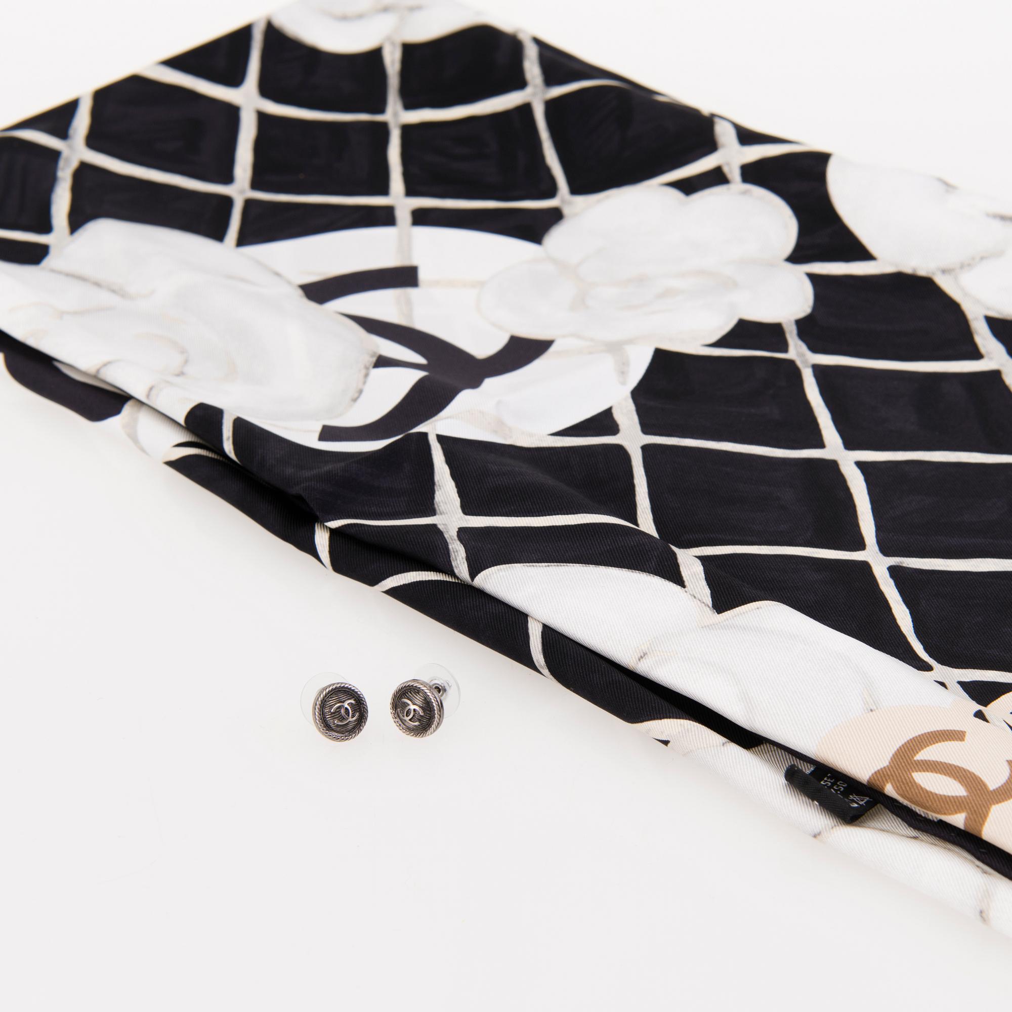 CHANEL, SIDENSCARF MED ett par örhänge.