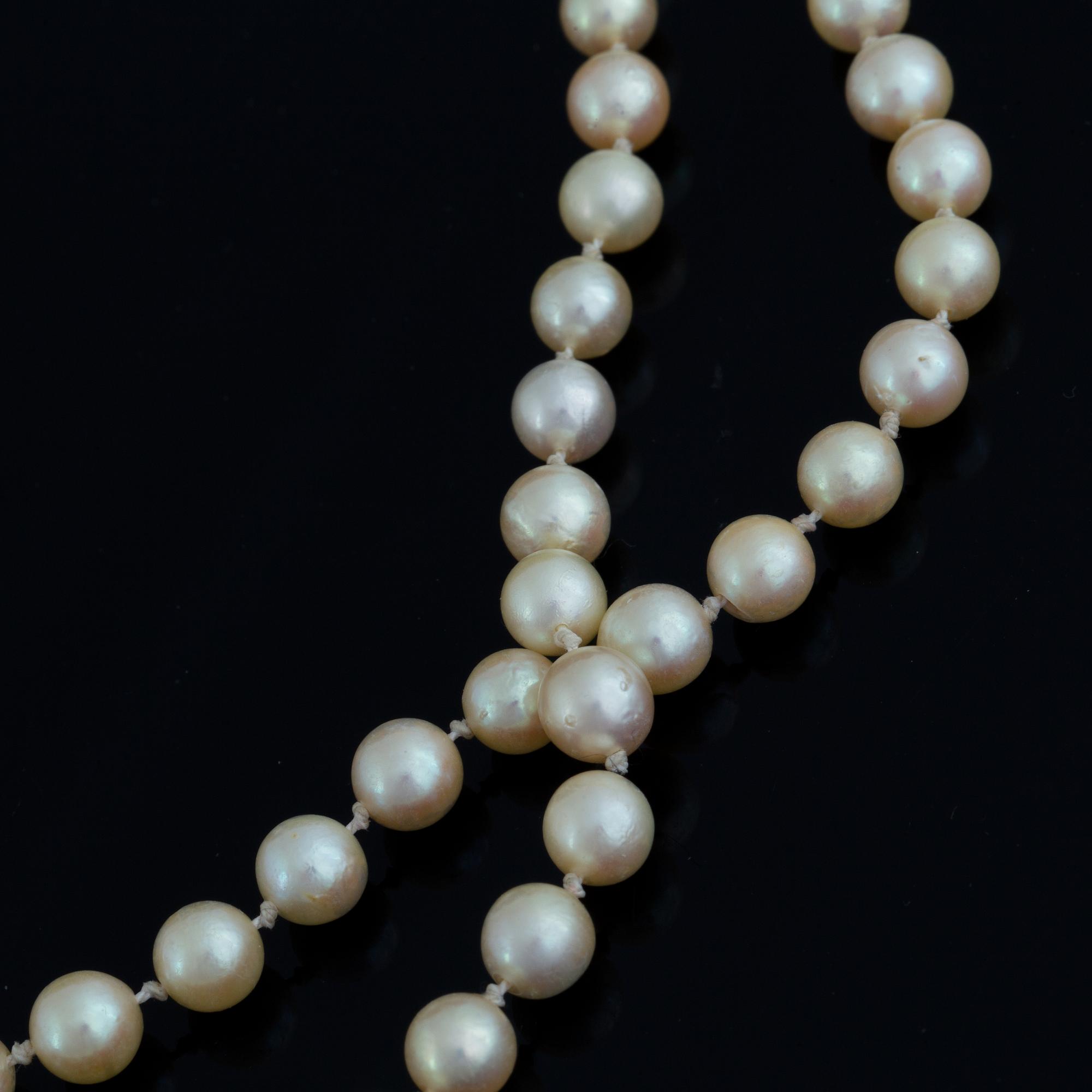 Cultured pearl necklace, clasp 18K gold with eight-cut diamonds.