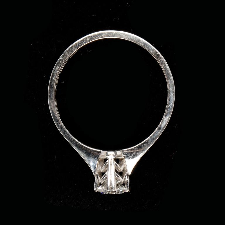 RING, 18k vitguld med briljantslipad diamant ca 0,42ct enl gravyr. Vikt 3g.