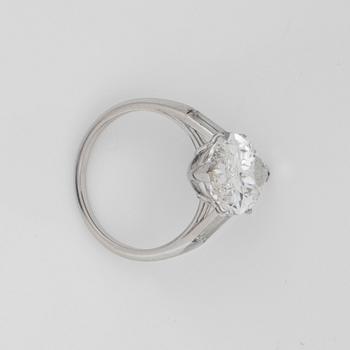 RING med en 5.10 ct marquise slipad diamant. Kvalitet ca E/IF enligt HRD certifikat.