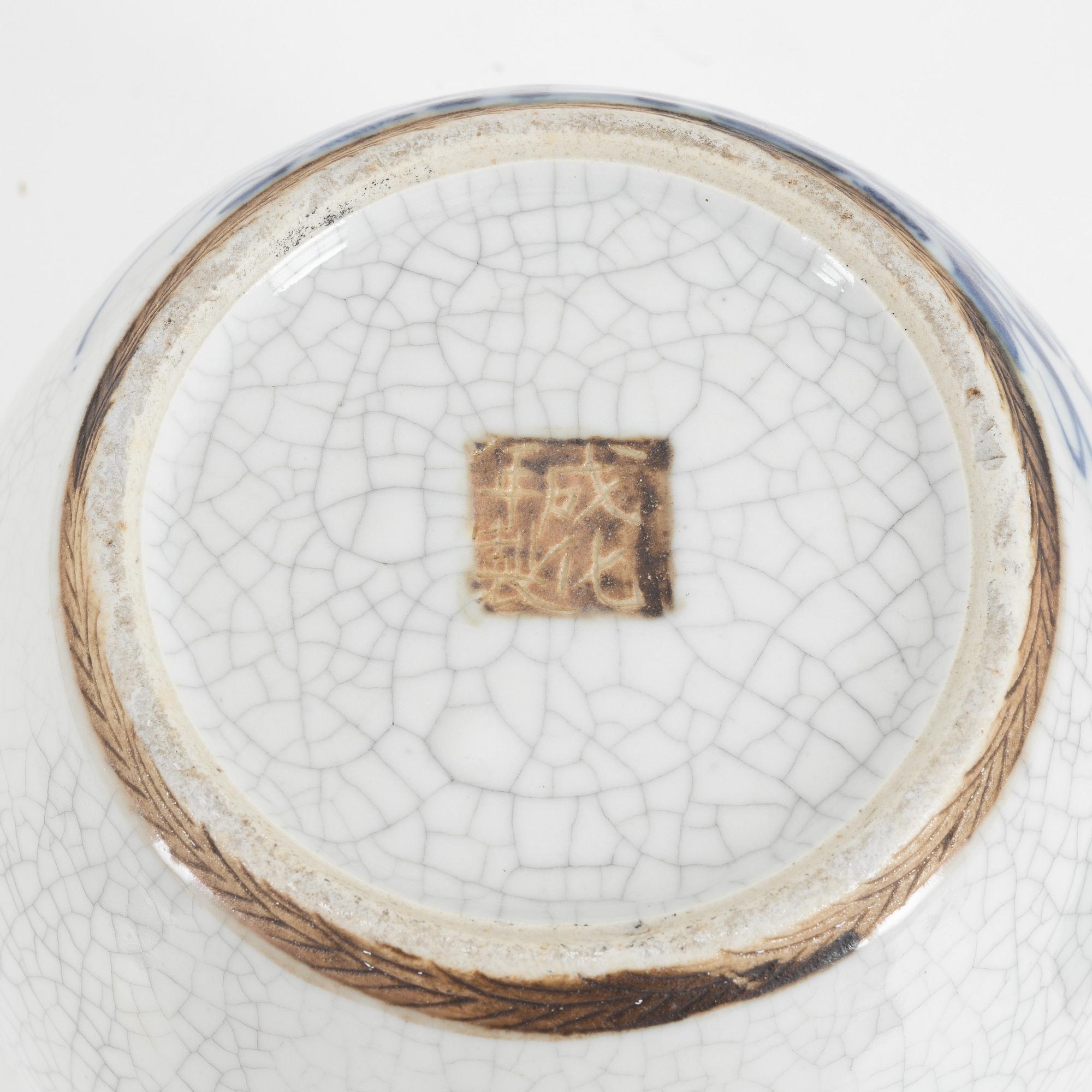 A Chinese blue and white ge-glazed jar with cover, first half of the 20th century.