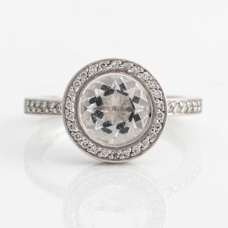 Efva Attling, ring med bergkristall och briljantslipade diamanter.