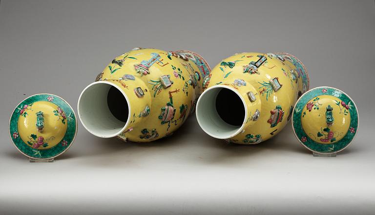 A pair of yellow-ground jars with covers, Qing dynasty.