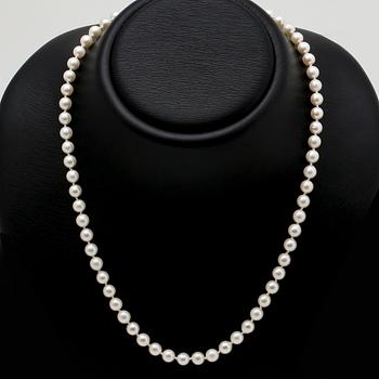 Pärlhalsband, odlade pärlor ca 6 mm, lås 18K guld, längd ca 50 cm.