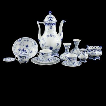SERVISDELAR, 49 st, porslin, "Musselmalet", Royal Copenhagen, 1900-talets andra hälft.