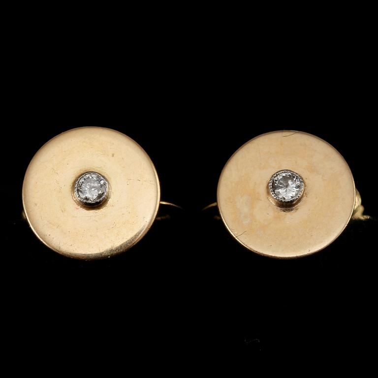 ÖRHÄNGEN, ett par, 18k guld med fasettslipade diamanter, Konrad Wahlström AB, Stockholm, 1953. Vikt 3 g.