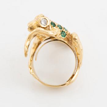 Ring, groda, med smaragder och briljantslipade diamanter.