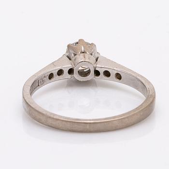 Elon  Arenhill ring 18k vitguld med 1 briljant ca 0,43 ct och diamanter 8/8 ca 0,05 ct, Malmö 1962.