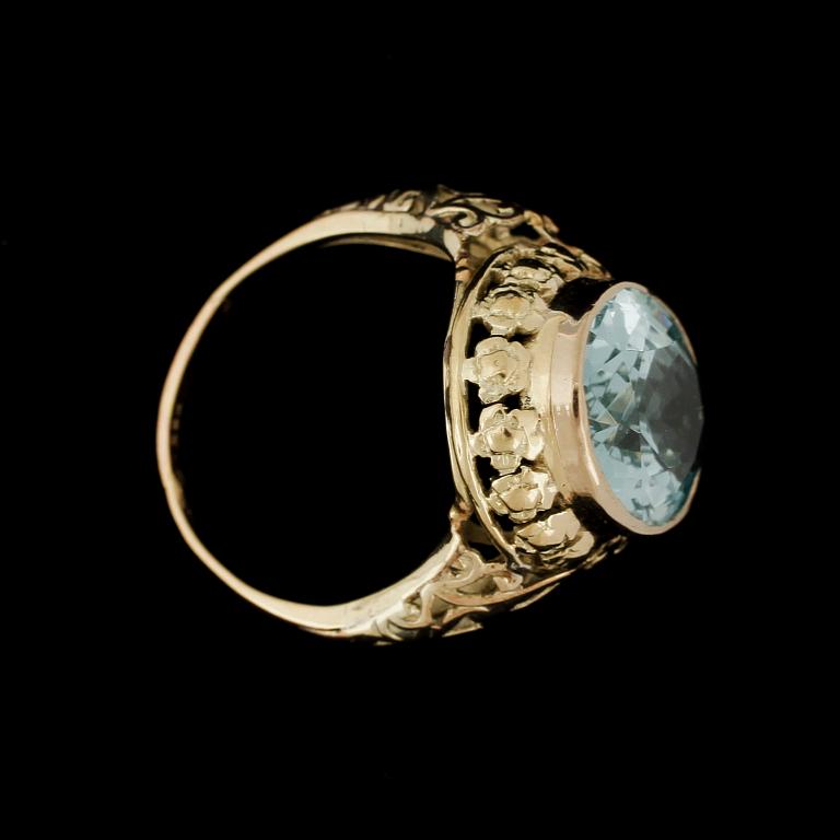 RING, 14k guld med blågrön troligen spinell, omkring 1900. Vikt 5,1g.