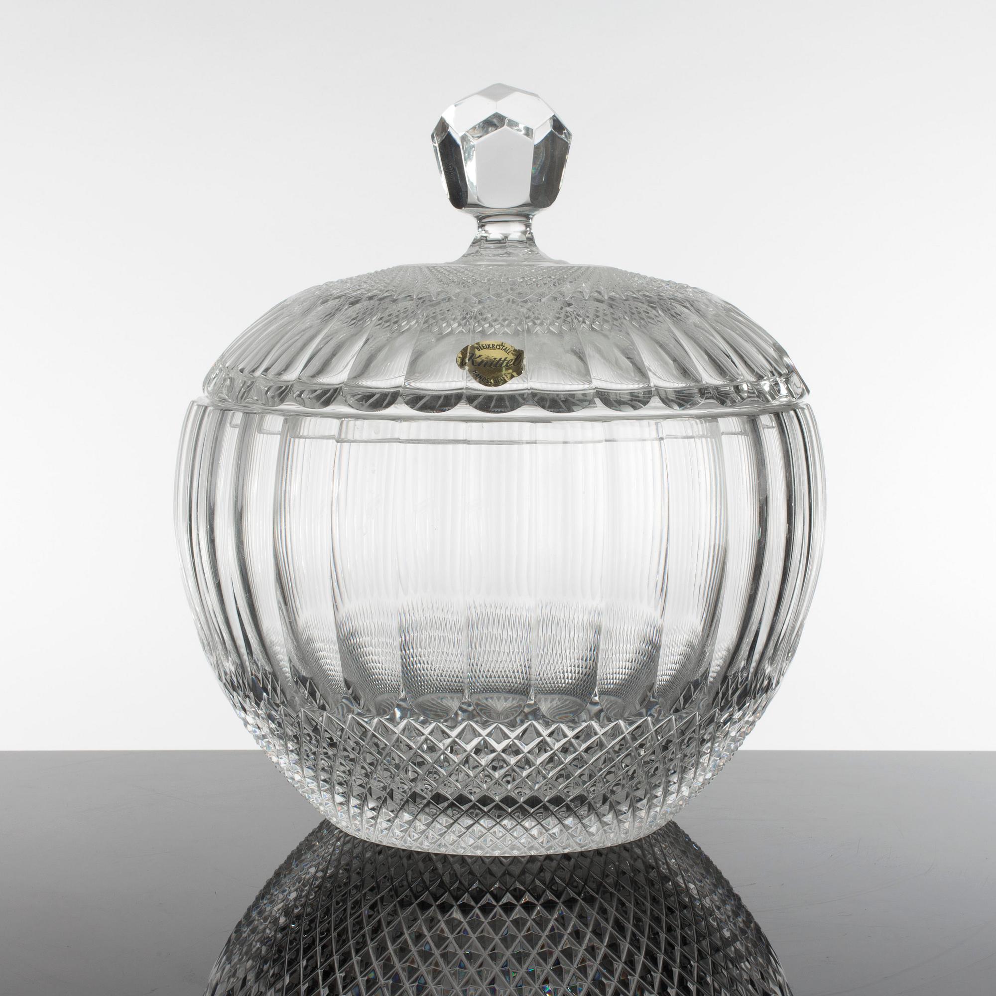 A large chrystal glass lidded bowl, Gerany, mid 20th Century.