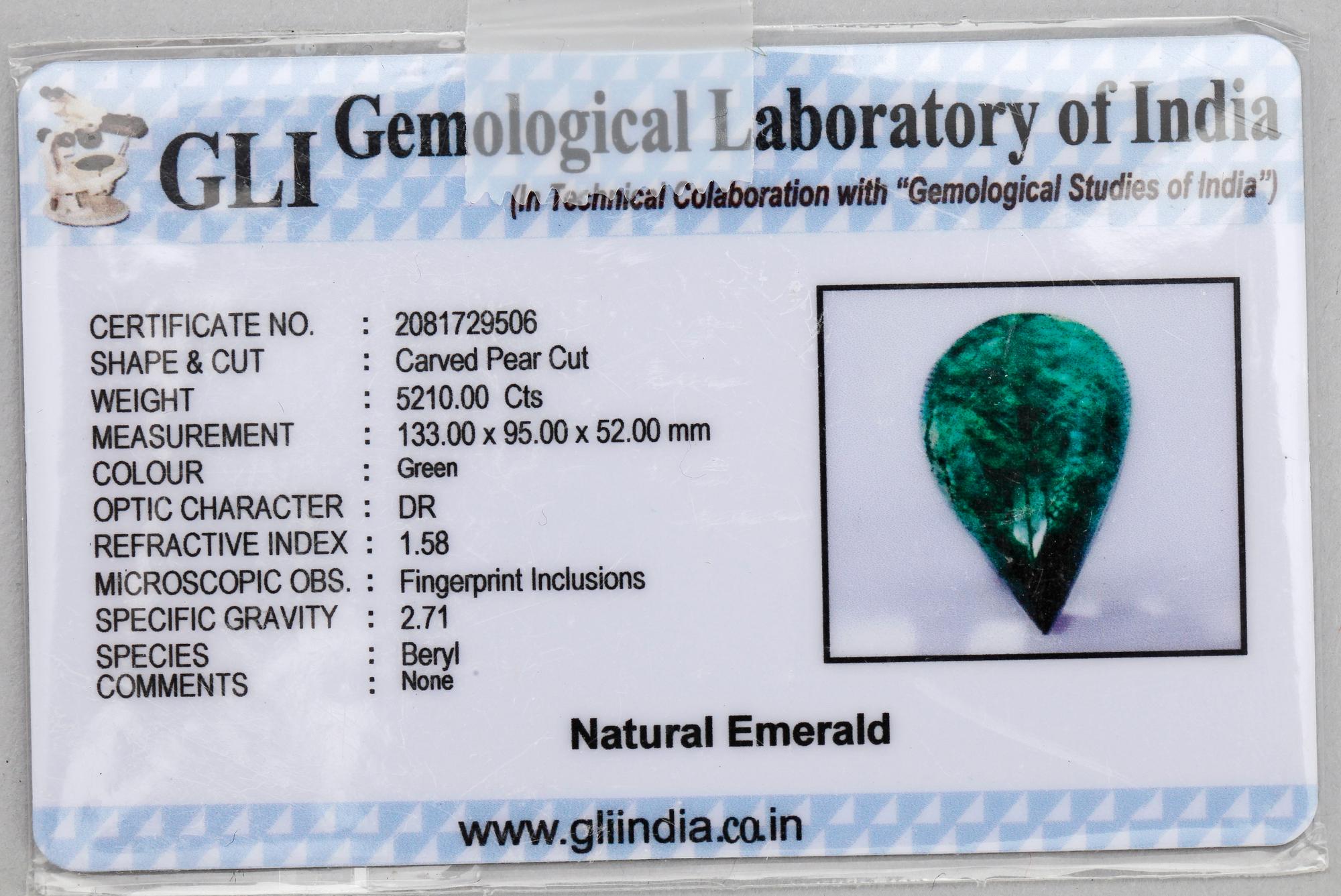 NATURLIG SMARAGD, droppformad med skuren dekor. Ca 5210ct enligt certifikat. Vikt ca1040g.