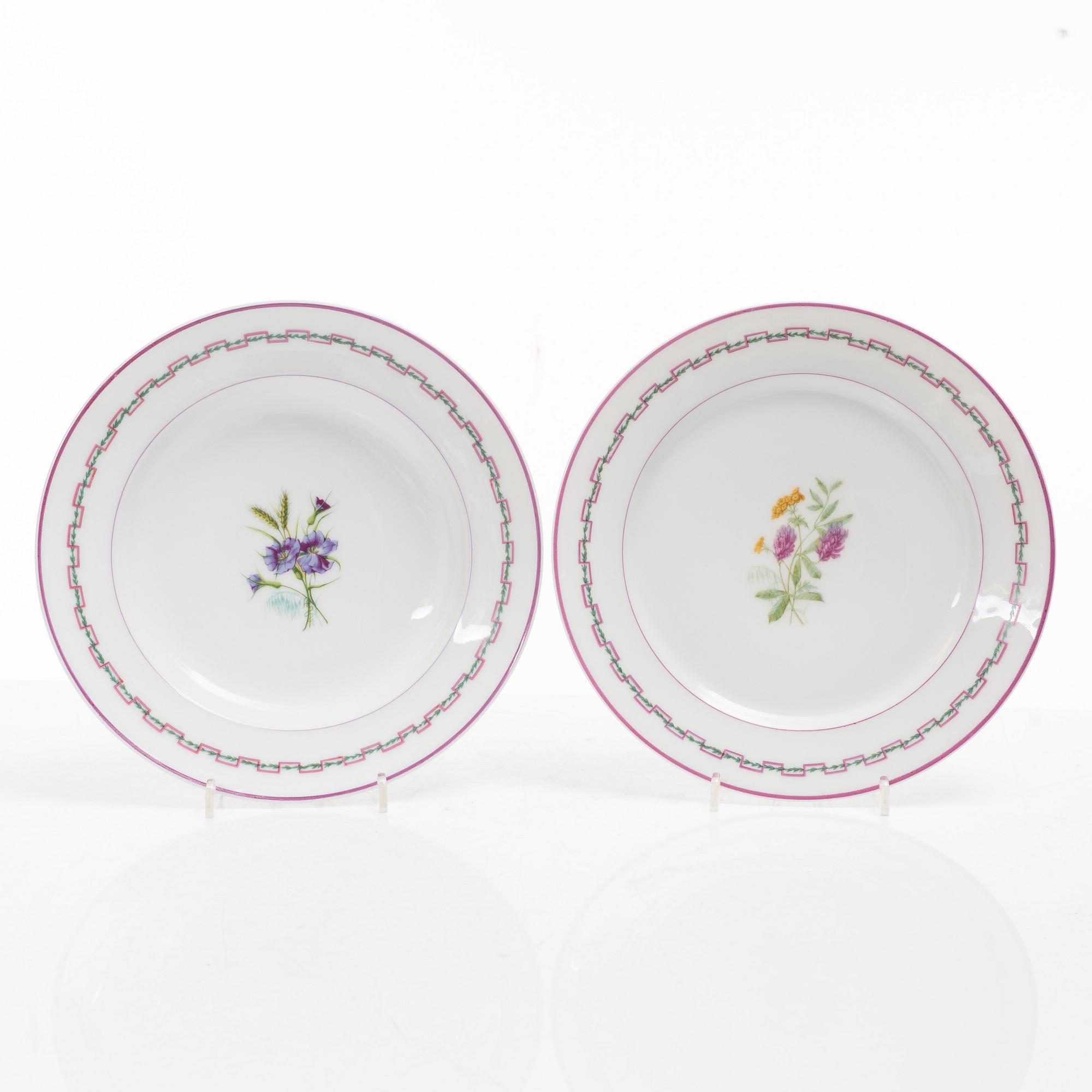 A 106-piece dinner service, circa 1900.