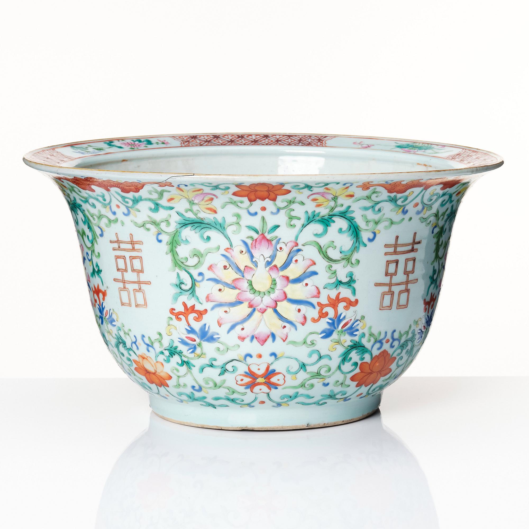 A large famille rose flower pot, late Qing dynasty, 19th Century.