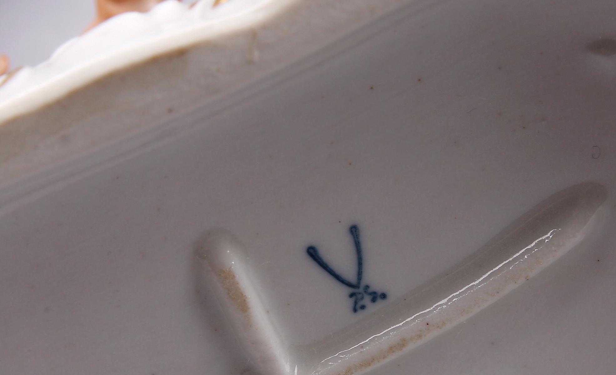 FIGURINER, 3 st, porslin, bla Rudolstadt Volkstedt och Wien, 1900-talets första hälft.