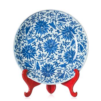 1313. Fat, porslin. Qingdynastin, Kangxi (1662-1722).