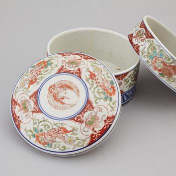 A Japanese four plan imari food bowls with cover, 19th century.