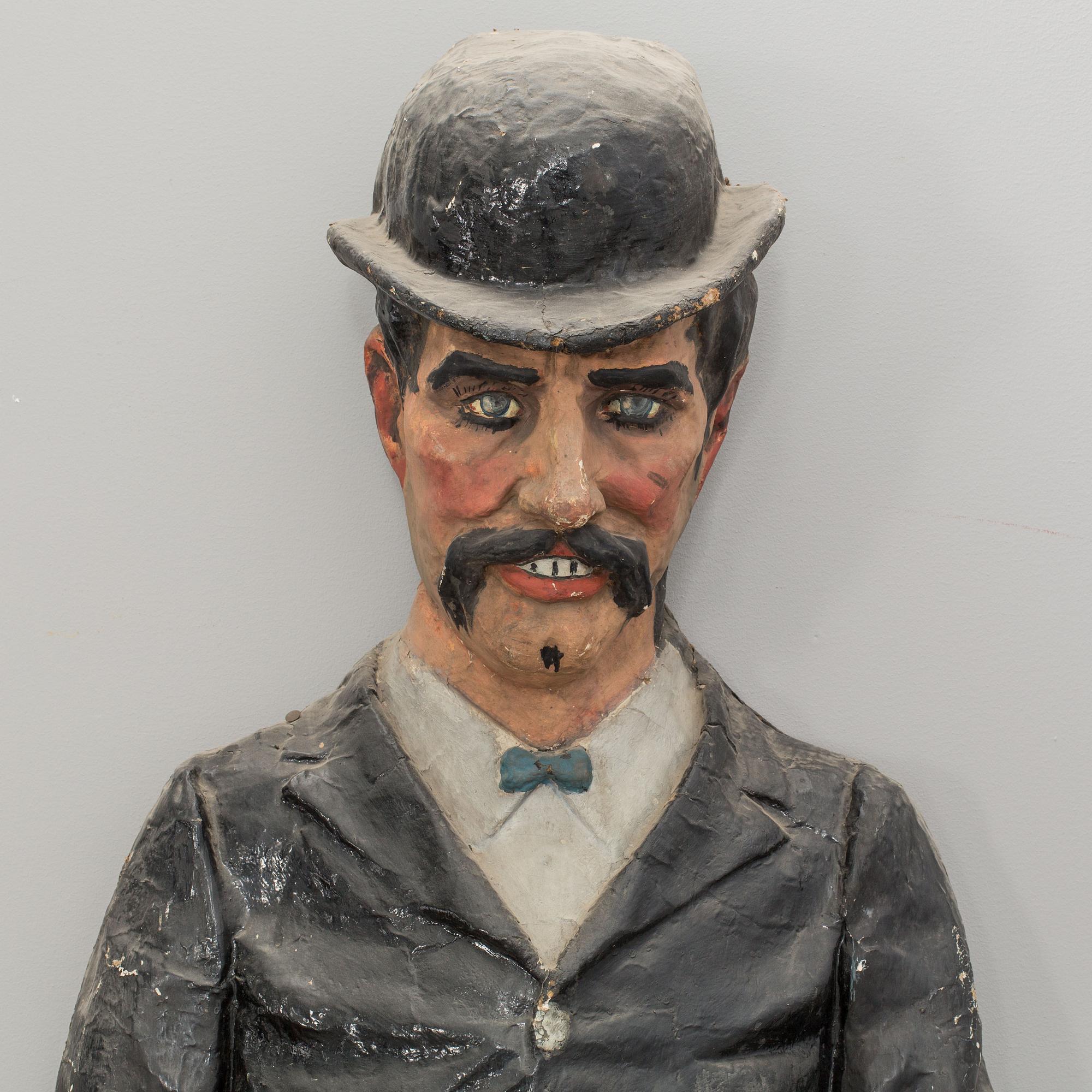 FIGURDOCKOR, ett par, Papier maché,  föreställande Fyrtornet och Släpvagnen. 1900-talets första hälft.