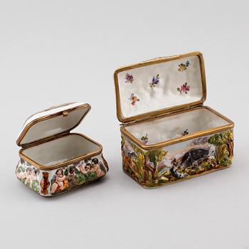 DOSOR, 2 st, porslin, Neapel, Italien, 1900-talets andra hälft.